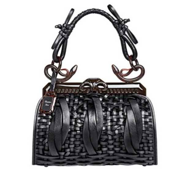 Eine likely aus Leder bestehende Handtasche mit Griff und Schulterriemen.