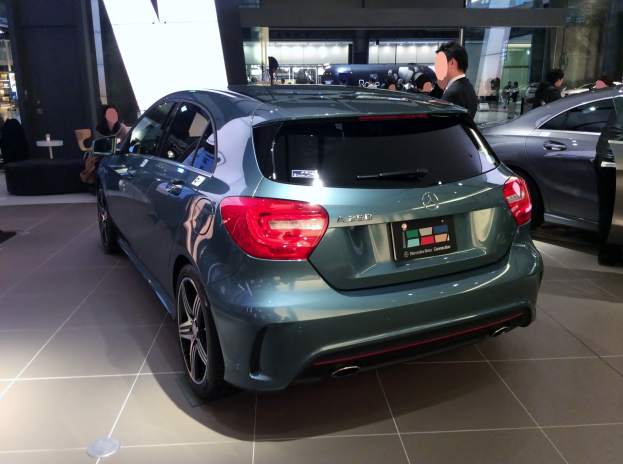 Ein Mercedes-Benz A-Klasse Fließheck in Frankfurt, ein schlankes, modernes Design mit glänzendem Schwarz und Chromakzenten, umgeben von einer Gruppe von Menschen.