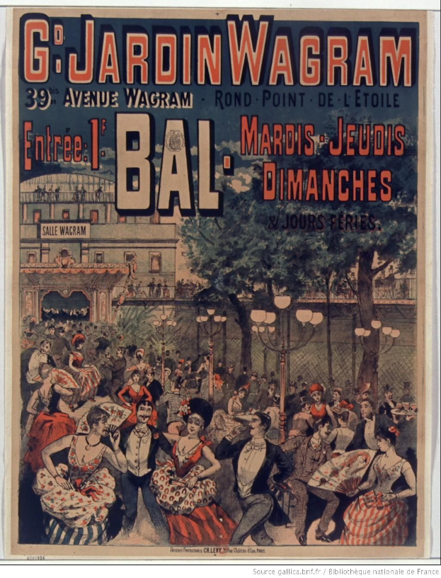 Plakat für einen Ball in Paris, Frankreich, mit tanzenden Menschen im Vordergrund und einem Gebäude, Bäumen, Laternenmasten und einem Zaun im Hintergrund.