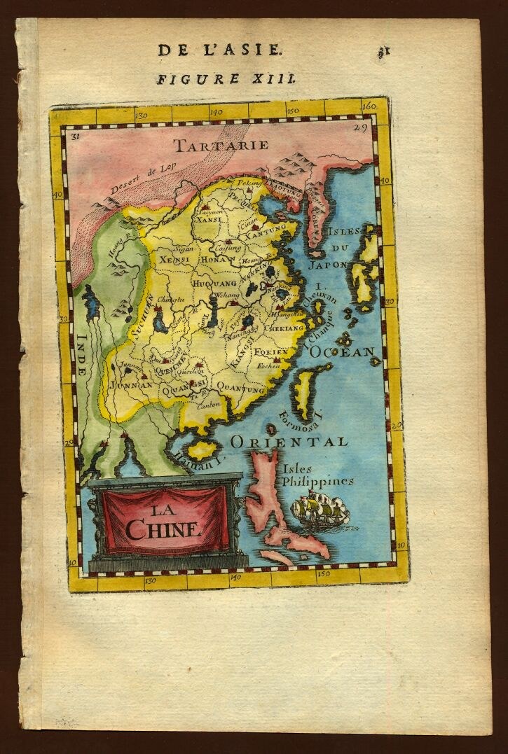 Ein altes Buch mit einer detaillierten Karte von China und den umliegenden Regionen auf dem Cover, begleitet von beschreibendem Text.