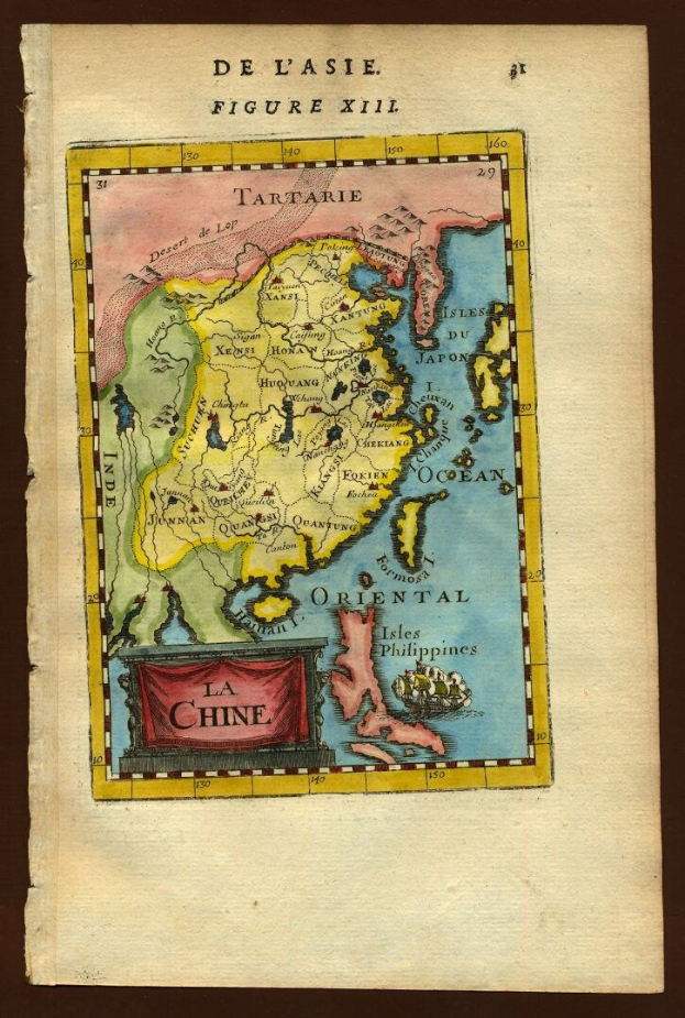 Ein altes Buch mit einer detaillierten Karte von China und den umliegenden Regionen auf dem Cover, begleitet von beschreibendem Text.