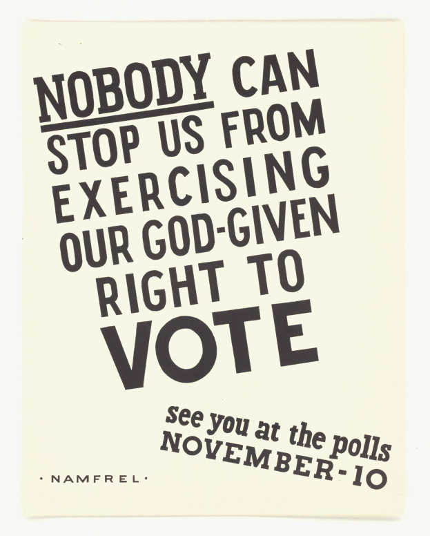 Ein Plakat mit fetter schwarzer Schrift auf einem weißen Hintergrund, eingerahmt von einem schmalen schwarzen Rand, das 'Niemand kann uns daran hindern, unser Gottgegebenes Recht auf Wahl auszuüben.' sagt.