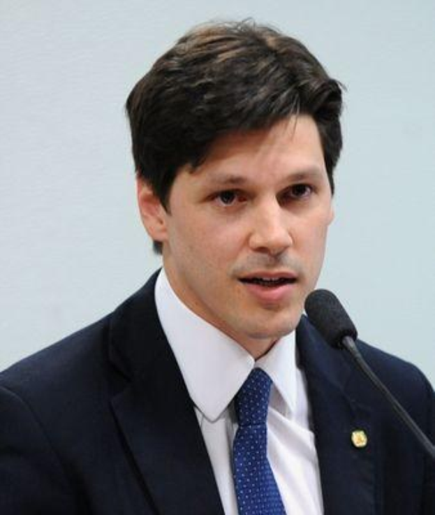 Ein Mann im Anzug spricht in ein Mikrofon an einem Rednerpult, wahrscheinlich zu einem Gesetzesentwurf zur Abschaffung des Internets.