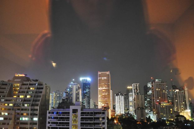 Gebäude werden nachts beleuchtet.