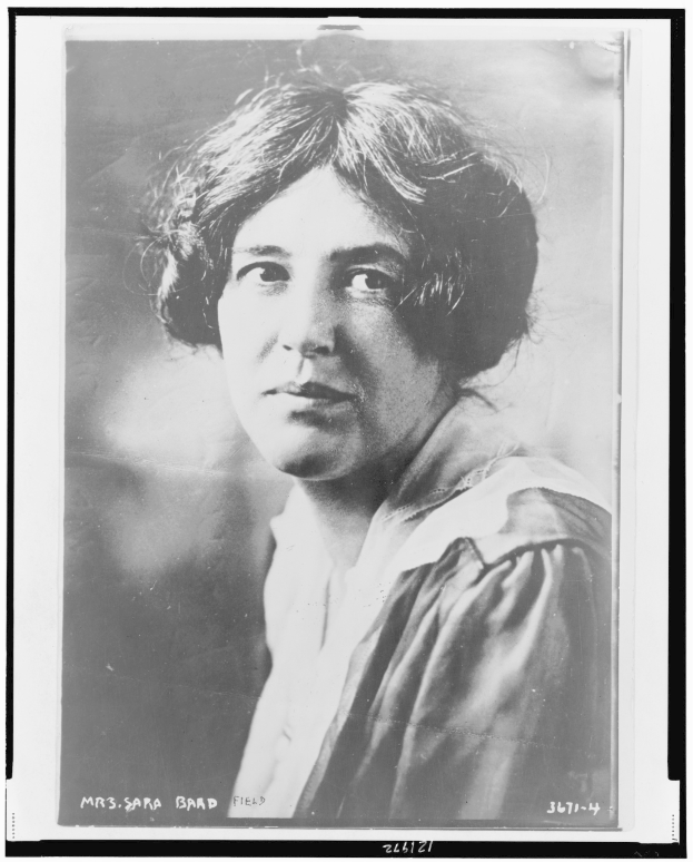 Schwarzes und weißes Porträt einer Frau mit ernster Miene, identifiziert als Sara Brad Field unten.