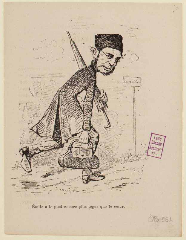 Ein Mann mit einer Waffe in einer Hand und einer Tasche in der anderen, der vor einer Tafel mit Text steht und entschlossen aussieht.