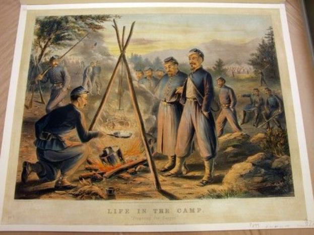 Ein Gemälde einer Gruppe von Männern, die um ein Lagerfeuer stehen, wobei einer einen Stock hält, vor einem Hintergrund aus Bäumen, Hügeln und einem klaren blauen Himmel, mit dem Text "Leben im Camp" unten.