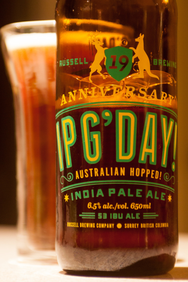 Eine Weinflasche und ein Glas Wein sind auf einem Tisch platziert.