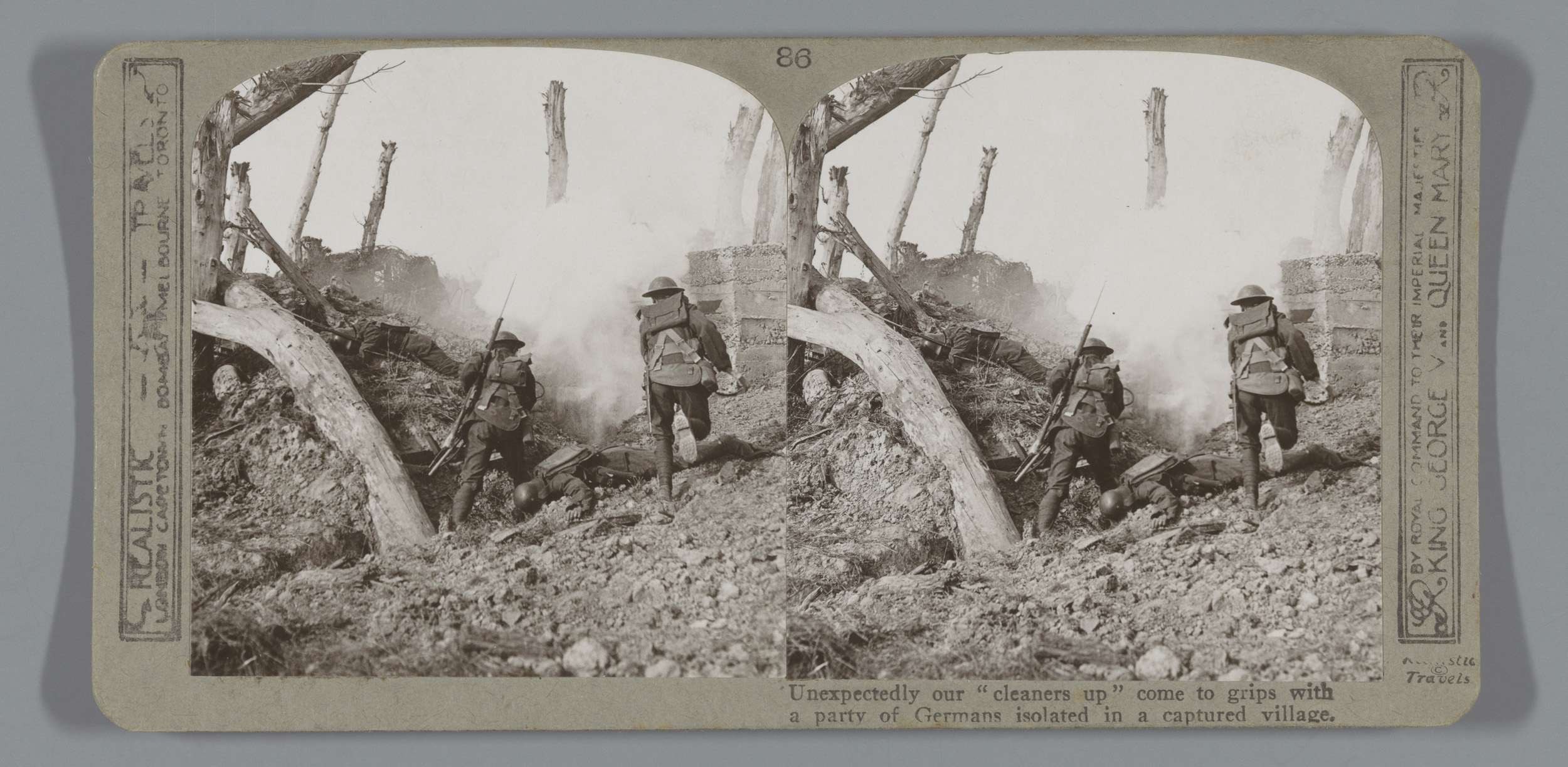 Schwarzes und weißes Foto von bewaffneten Männern in Helmen, die vor einer Wand mit verstreuten Holzscheiten und Steinen stehen, mit Untertext am unteren Rand.
