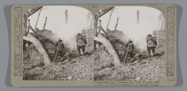 Schwarzes und weißes Foto von bewaffneten Männern in Helmen, die vor einer Wand mit verstreuten Holzscheiten und Steinen stehen, mit Untertext am unteren Rand.