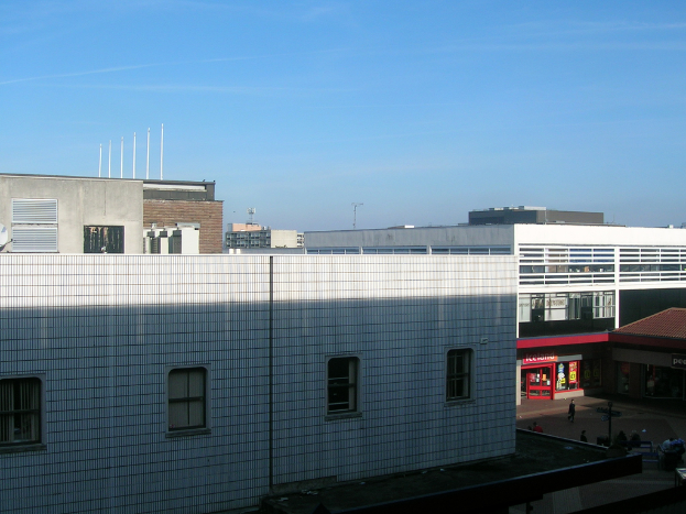 Gebäude und Geschäfte mit wenigen Menschen dazwischen.