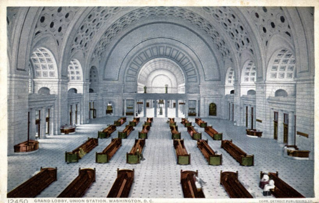 Großer Lobby, Union Station, Washington, D.C., ein altes Foto mit einem großen Raum mit vielen Bänken, Säulen, Bögen und Fenstern.