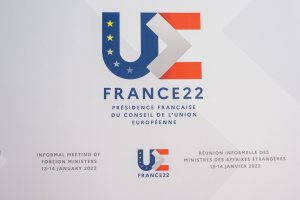 Ein Plakat mit dem Text "Frankreich 22 - Informelles Treffen der Außenminister" und dem Logo der Europäischen Union, das ein blauer Kreis mit einem weißen Rand, einem weißen Stern in der Mitte und einem weißen Rand ist.