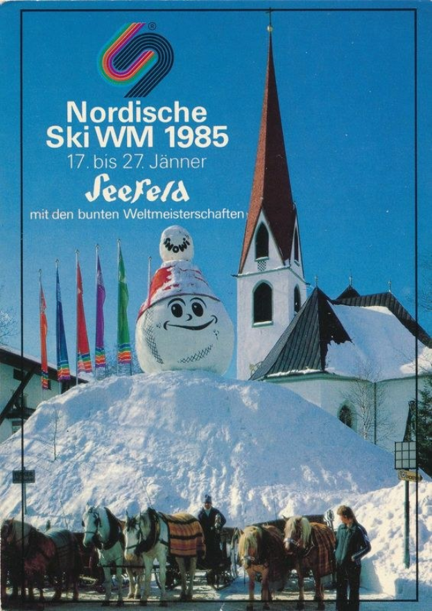 Plakat für die Nordischen Ski-Weltmeisterschaften 1985 in Seefeld, Schweiz, das eine schneebedeckte Landschaft mit Skifahrern, Pferden, Stangen, Fahnen, Gebäuden, Bäumen und einem Himmel im Hintergrund sowie Textinformationen zum Ereignis zeigt.