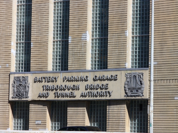 Ein Lagerraum voller numerous Flaschen und Dosen, mit einem zentralen Banner, das die Supra-Marke anzeigt und ein Logo in der rechten unteren Ecke, das LM bezeichnet.