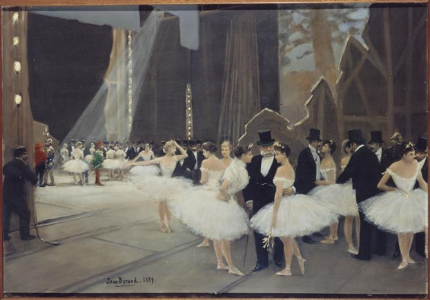 Bildnis 'Tanz an der Oper' von Jean Beraud (1889), das Ballettänzerinnen in weißen Tutus und Hüten auf einer Bühne mit Bühnenbeleuchtung und einem dekorativen Rahmen zeigt.
