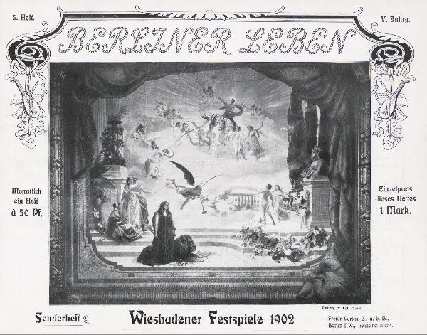 Altes Schwarz-Weiß-Foto einer Bühne mit Darstellern in traditioneller deutscher Tracht während der "Wiesbadener Festspiele 1902", mit einem applaudierenden Publikum im Hintergrund.