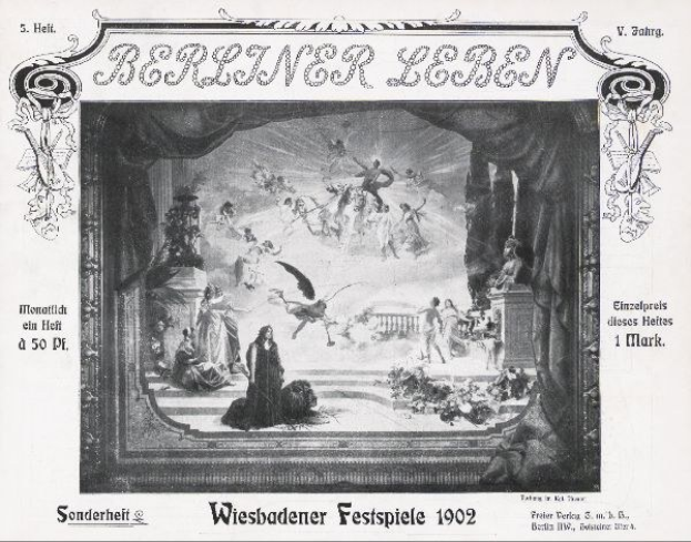 Altes Schwarz-Weiß-Foto einer Bühne mit Darstellern in traditioneller deutscher Tracht während der "Wiesbadener Festspiele 1902", mit einem applaudierenden Publikum im Hintergrund.