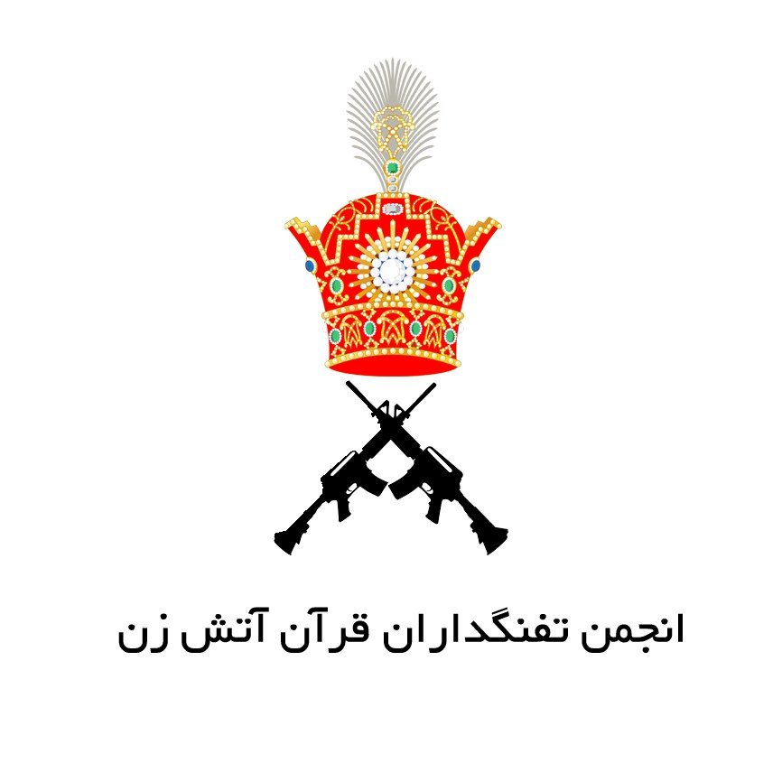 Logo des Islamischen Staates von Irak mit einer Krone und zwei gekreuzten Gewehren vorne und arabischer Schrift, auf einem weißen Hintergrund.