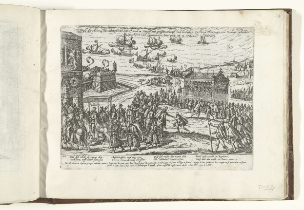 Offenes Buch mit einer Illustration einer Menge auf einer Text- und Bildseite, die gezeichneten Figuren scheinen lebhaft zu diskutieren.