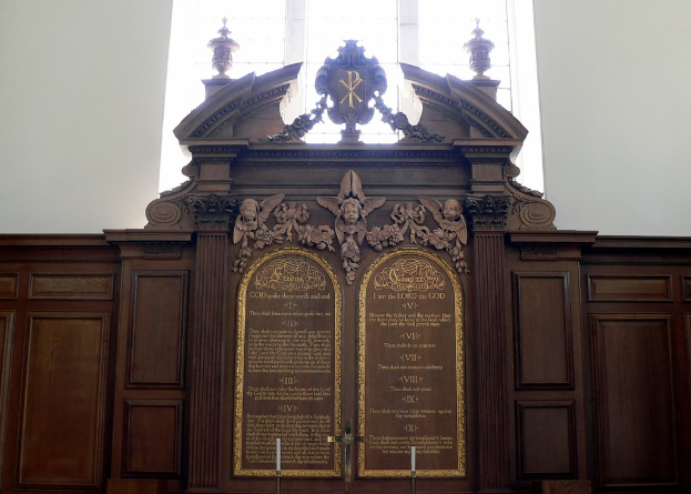 Ein Museumsplakette mit Text und Skulpturen.