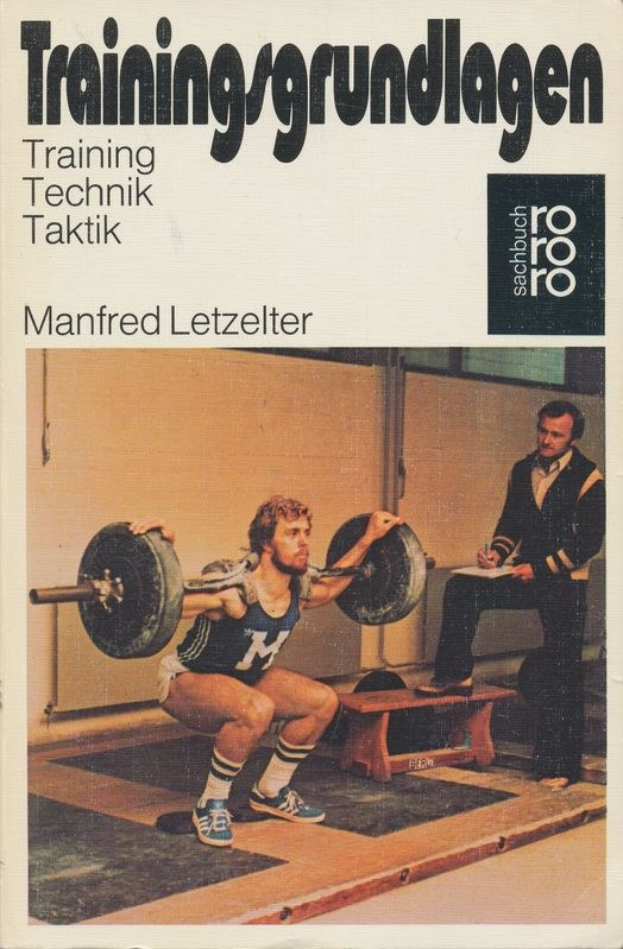 Ein Buchumschlag mit einem Mann in weißem T-Shirt und blauen Shorts, der eine Hantel in einem Fitnessstudio hochhebt, mit dem Titel "Training Technik Taktik" von Manfred Letzelter.