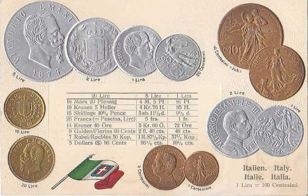Eine Sammlung italienischer Münzen von 1877-1910, darunter mehrere 20-Lire-Münzen, die in einer Reihe auf Papier angeordnet sind, mit zwei Flaggen darunter, darunter die italienische Flagge.