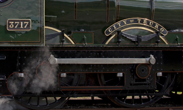 Ein Zug befindet sich auf einem Gleis.