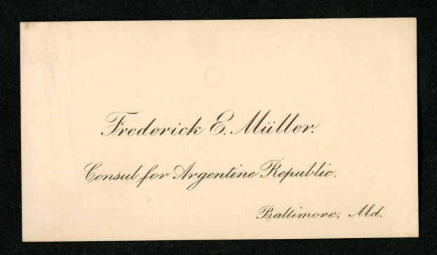 Eine schwarze und weiße Visitenkarte mit der Aufschrift "Frederick E. Miller Consult for Argentine Republic" darauf.