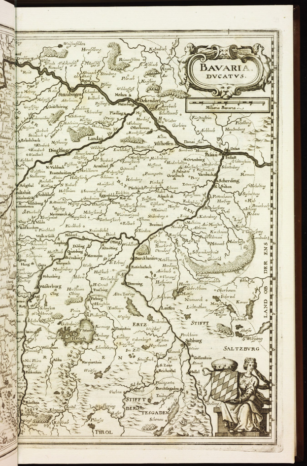 Ein aufgeschlagenes Buch mit einer detaillierten Karte von Bayern, auf der Städte, Ortschaften, Flüsse und geografische Merkmale zu sehen sind, begleitet von erklärendem Text.