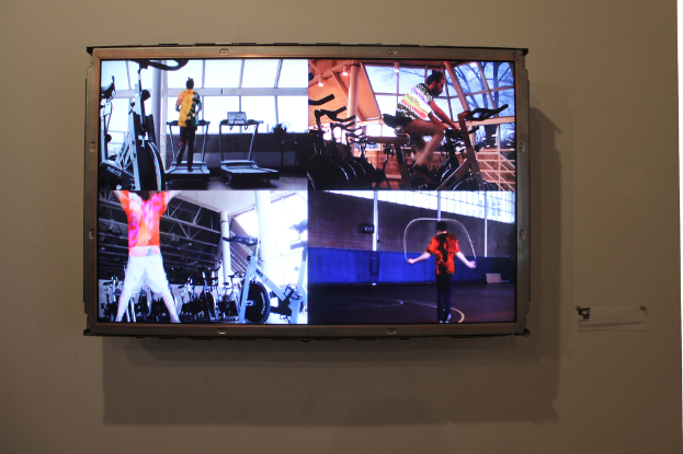 Fernseher an der Wand mit Menschen beim Sport