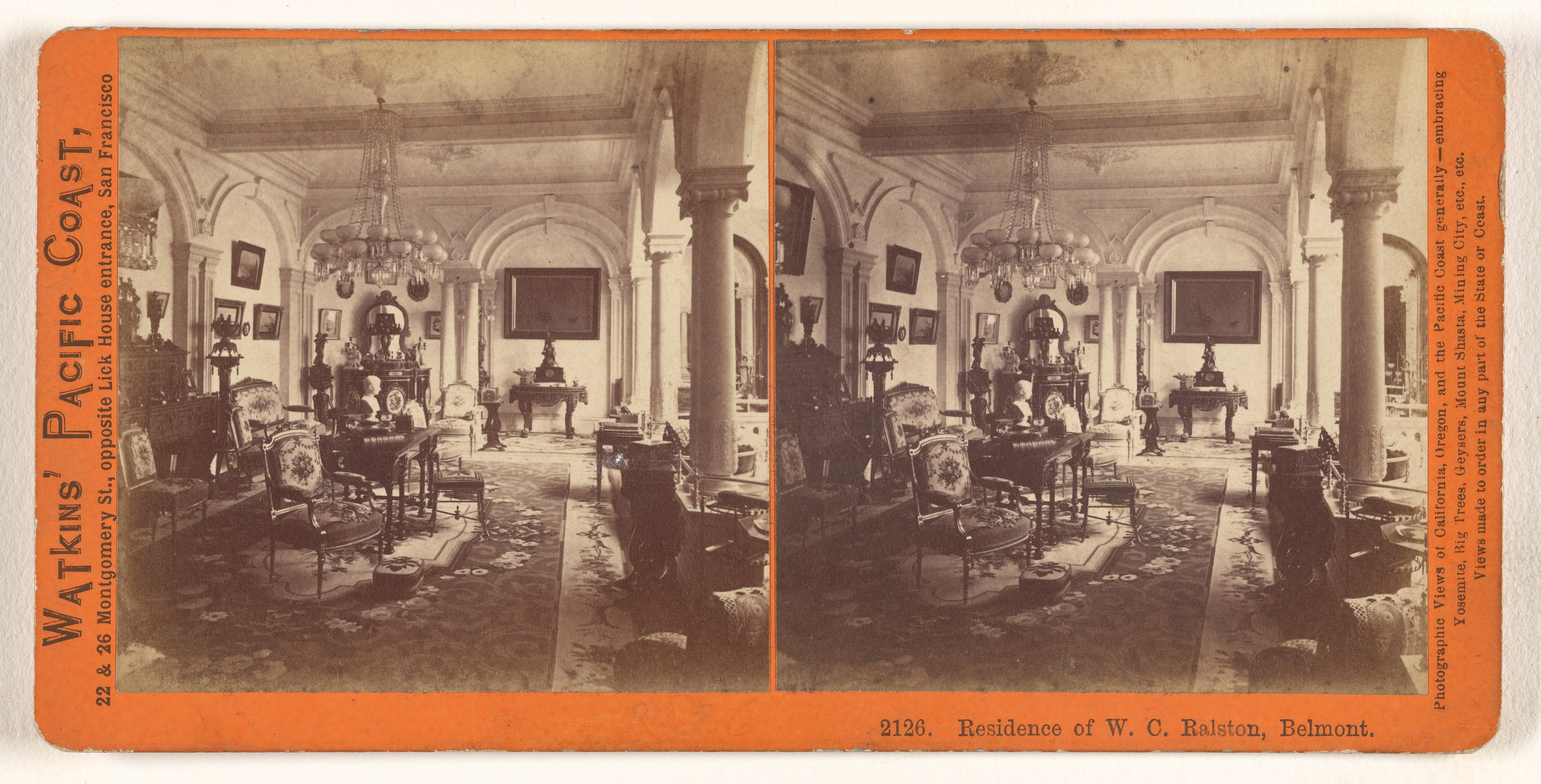 Ein sepiafarbenes vintage-Foto eines Wohnzimmers mit Holzmöbeln, Rahmen an den Wänden und Säulen sowie verblasster handgeschriebener Text.