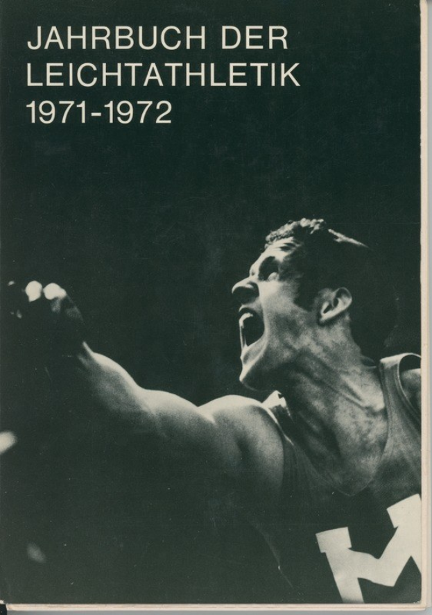 Schwarzes und weißes Foto eines Mannes in der Mitte eines Speerwurfs mit ausgestreckten Armen und entschlossener Miene neben einem Buch mit dem Titel "Jahrbuch der Leichtathletik 1971-1972" auf einer Oberfläche.