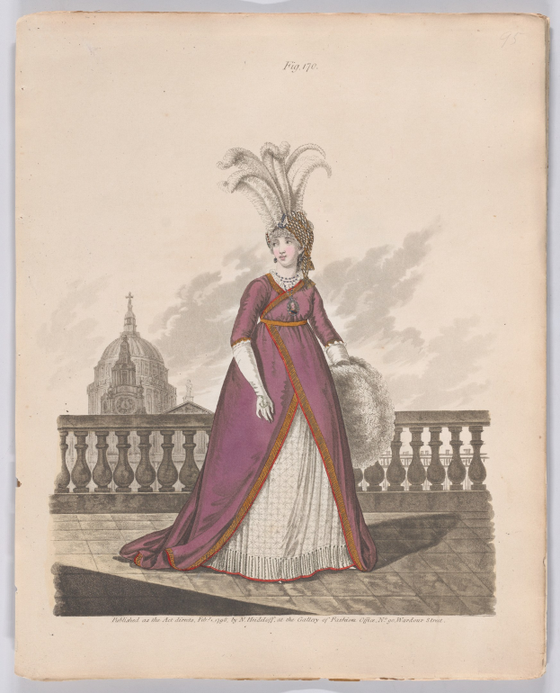 Frau in einem purpurfarbenen und weißen Kleid mit Federn auf dem Kopf, die vor einem Geländer mit einem Gebäude und Wolken im Hintergrund steht, beschriftet mit 'Fashion of New York, New York Street, 1790'.
