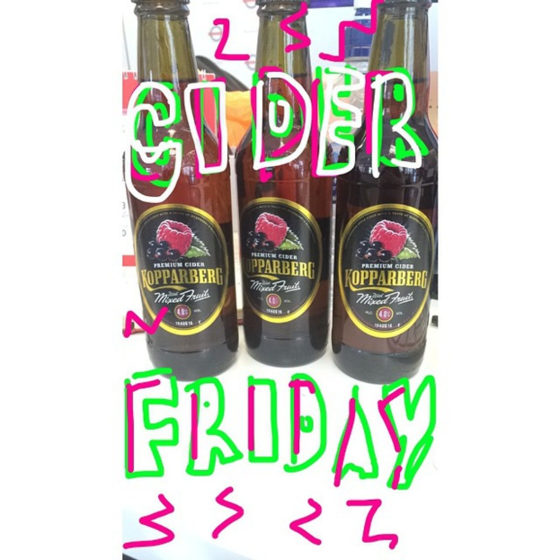 Mehrere Flaschen mit Getränken gefüllt, mit einer Flasche beschriftet mit "Freitag" und einer weiteren mit "Cider."