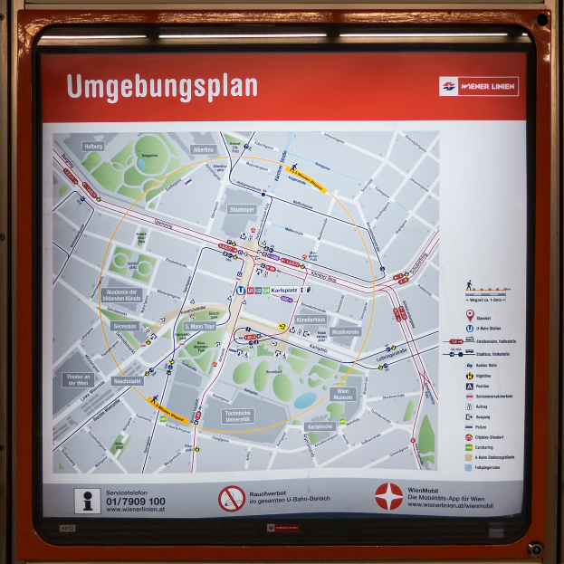 Ein detaillierter Stadtplan von München, Deutschland, auf einer Tafel in einer U-Bahn-Station angezeigt, der Straßen, Sehenswürdigkeiten und Punkte von Interesse zeigt.