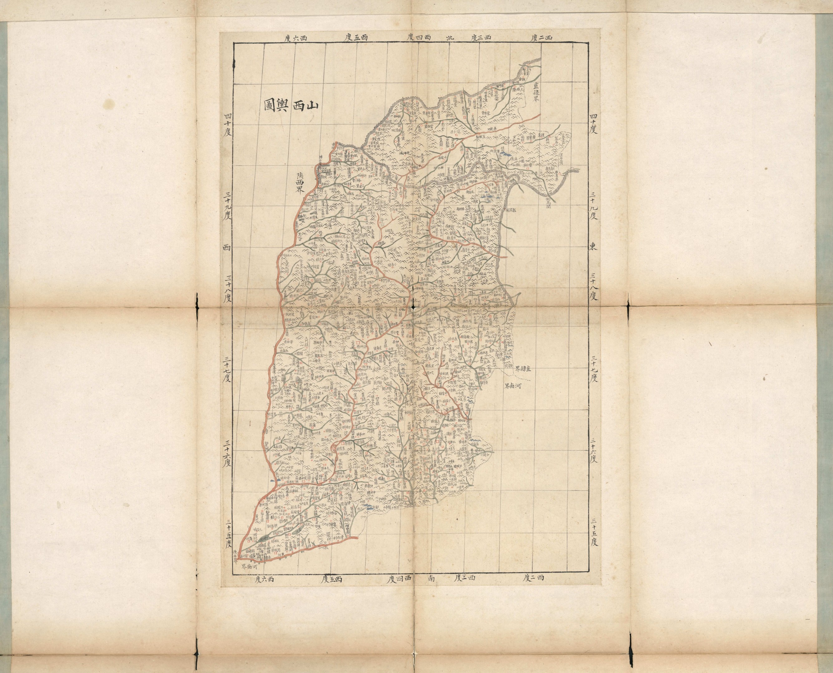 Ein altes Buch mit einer detaillierten Karte von Taiwan mit geografischen Merkmalen wie Bergen, Flüssen und Städten, begleitet von beschreibendem Text.