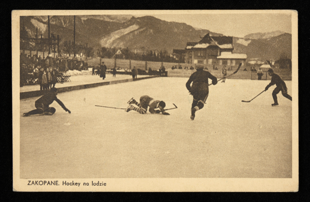 Ein altes Schwarz-Weiß-Foto von Menschen, die Hockey auf einem Eisstadion spielen, umgeben von Gebäuden, Bäumen, Pfählen und Bergen im Hintergrund, mit Text am unteren Rand des Bildes.