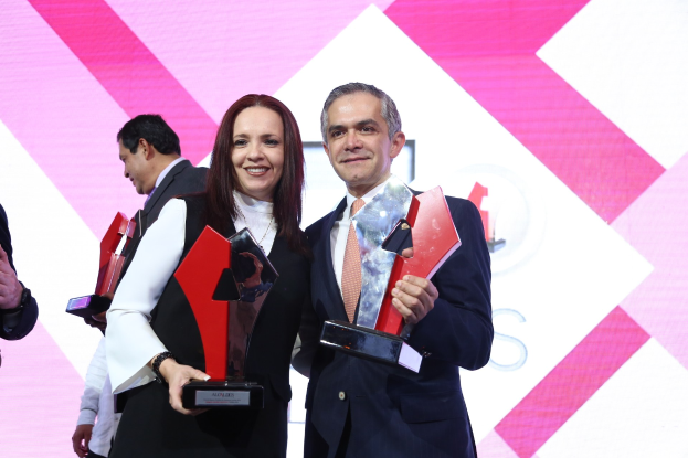 Eine Gruppe von Menschen auf einer Bühne mit Auszeichnungen, Lautsprechern darunter und einem Bildschirm im Hintergrund mit der Aufschrift "Classy Awards 2019".