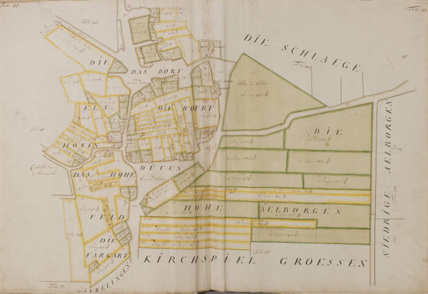 Ein altes Buch mit einer detaillierten Karte von Hamburg, Deutschland, mit Straßen, Gebäuden und Sehenswürdigkeiten, begleitet von Text, der Informationen über die Bevölkerung, Straßen und Sehenswürdigkeiten der Stadt enthält.