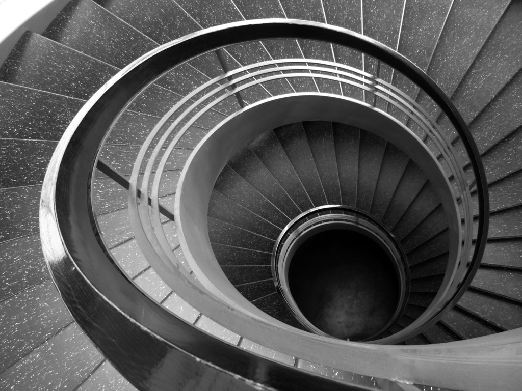 Treppe mit Metallgeländer.