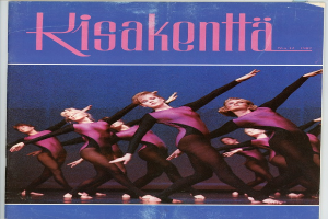 Ein Buchumschlag mit der Aufschrift "Kisakenta Magazine - Ausgabe 12, 1987", der eine Gruppe von Frauen in bunten Kostümen zeigt, die auf einem hellblauen Himmel mit weißen Wolken tanzen.