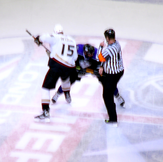 Drei Personen in Helmen, Kleidung und Ski-Stiefeln.