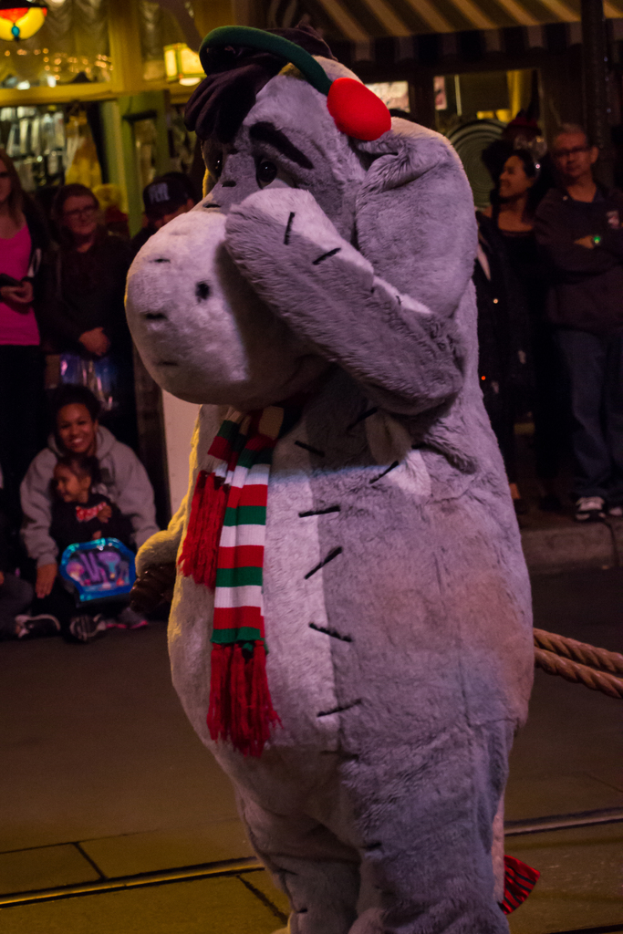 Eine Person in einem Tierkostüm steht vor einer Menge, mit Lichtern auf dem Dach.