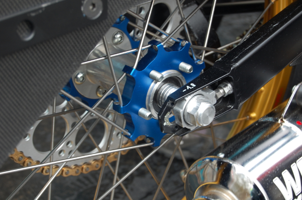 Ein Close-up-Bild eines Motorradrades und eines Schalldämpfers.