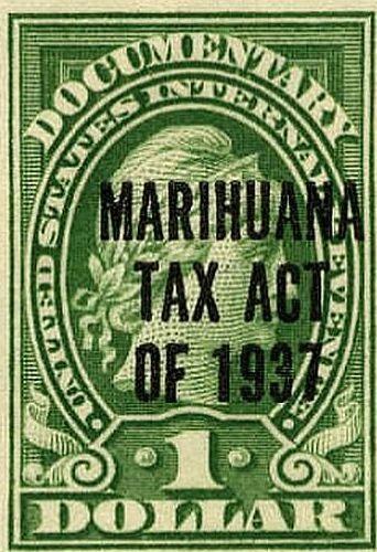 Grüne Marke mit dem Text "Marihuana-Steuergesetz von 1937" darauf gedruckt.