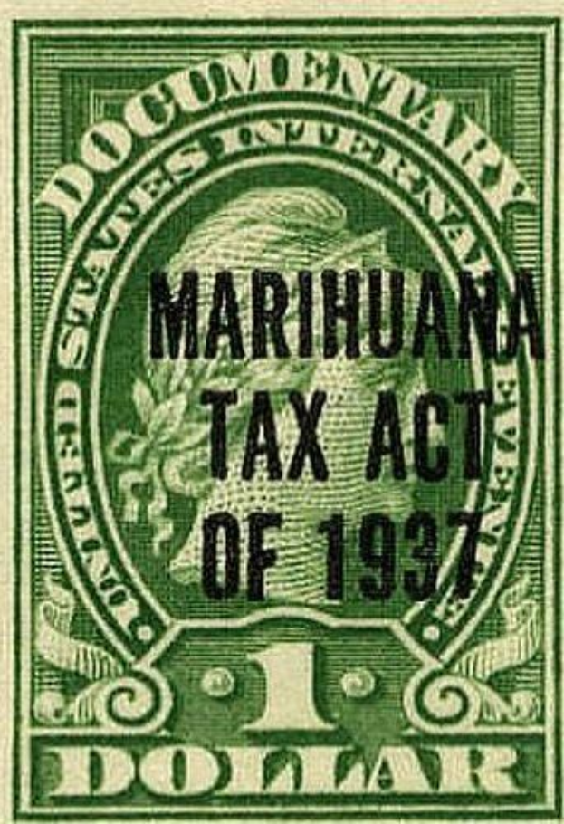Grüne Marke mit dem Text "Marihuana-Steuergesetz von 1937" darauf gedruckt.