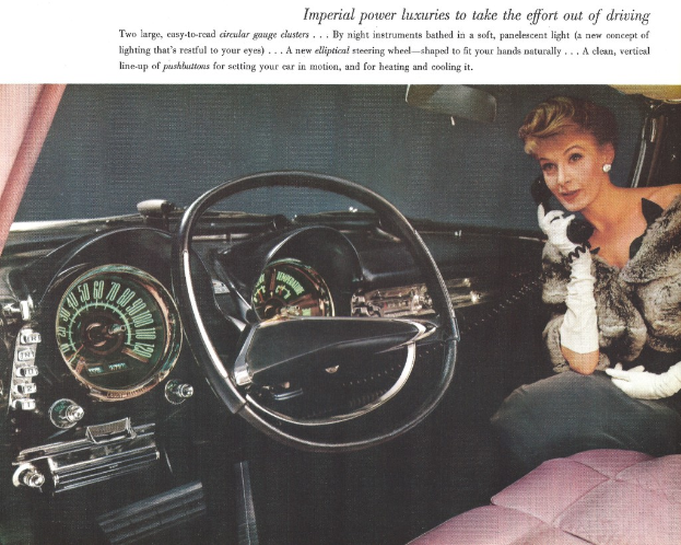 Ein Magazinartikel, der das Innere eines Autos mit einem Mädchen auf der rechten Seite zeigt, das mit einem Handy spricht, einem Lenkrad und Tacho in der Mitte und einem Instrumentencluster auf der linken Seite.