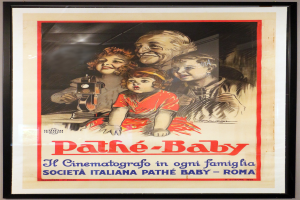 Ein Foto Rahmen an der Wand zeigt ein Plakat einer Familie mit drei Personen und dem Text "Pathé-Baby - Il Cinematografico in Ogni Famiglia Società Italiana Pathé Baby - Roma."
