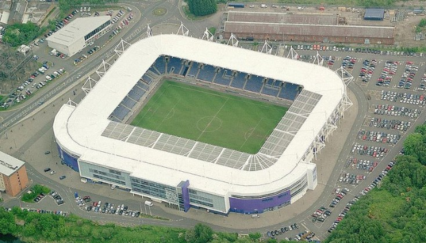 Eine Luftaufnahme eines Fußballstadions in einer Stadt, umgeben von Gebäuden, Bäumen und Fahrzeugen, Heimat von Tottenham Hotspur Football Club.
